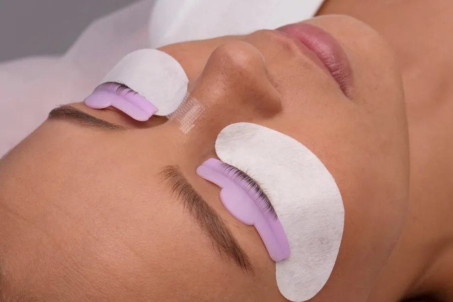 Esmaltado permanente con acabado brillante