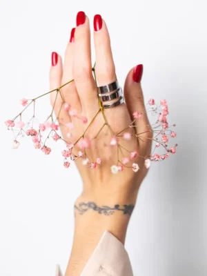 Perfilado de cejas con técnicas de precisión